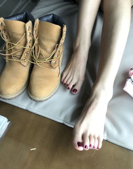 被多人按着c逼到高潮颤抖呻吟